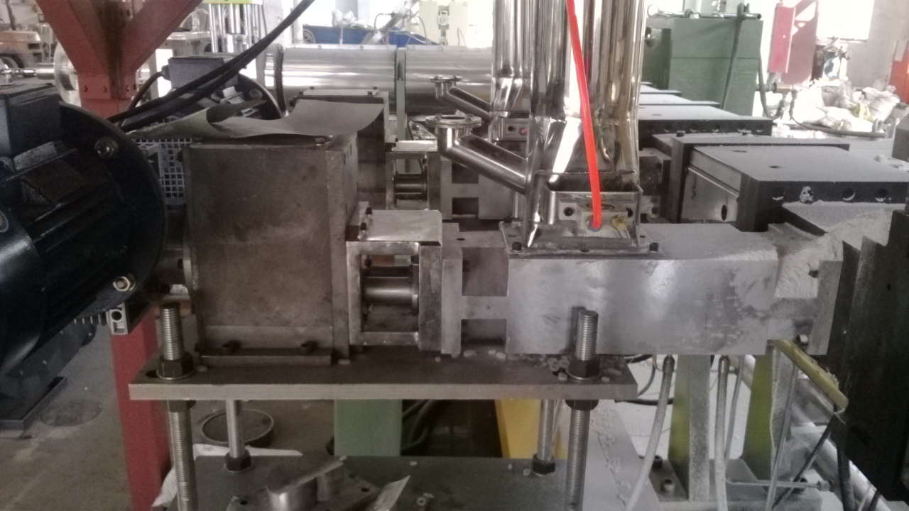 喂料機(喂料方式)(根據不同的物料，我公司有多種喂料機可供選擇；適用于，粉料，粒料，液體，回收料，等)